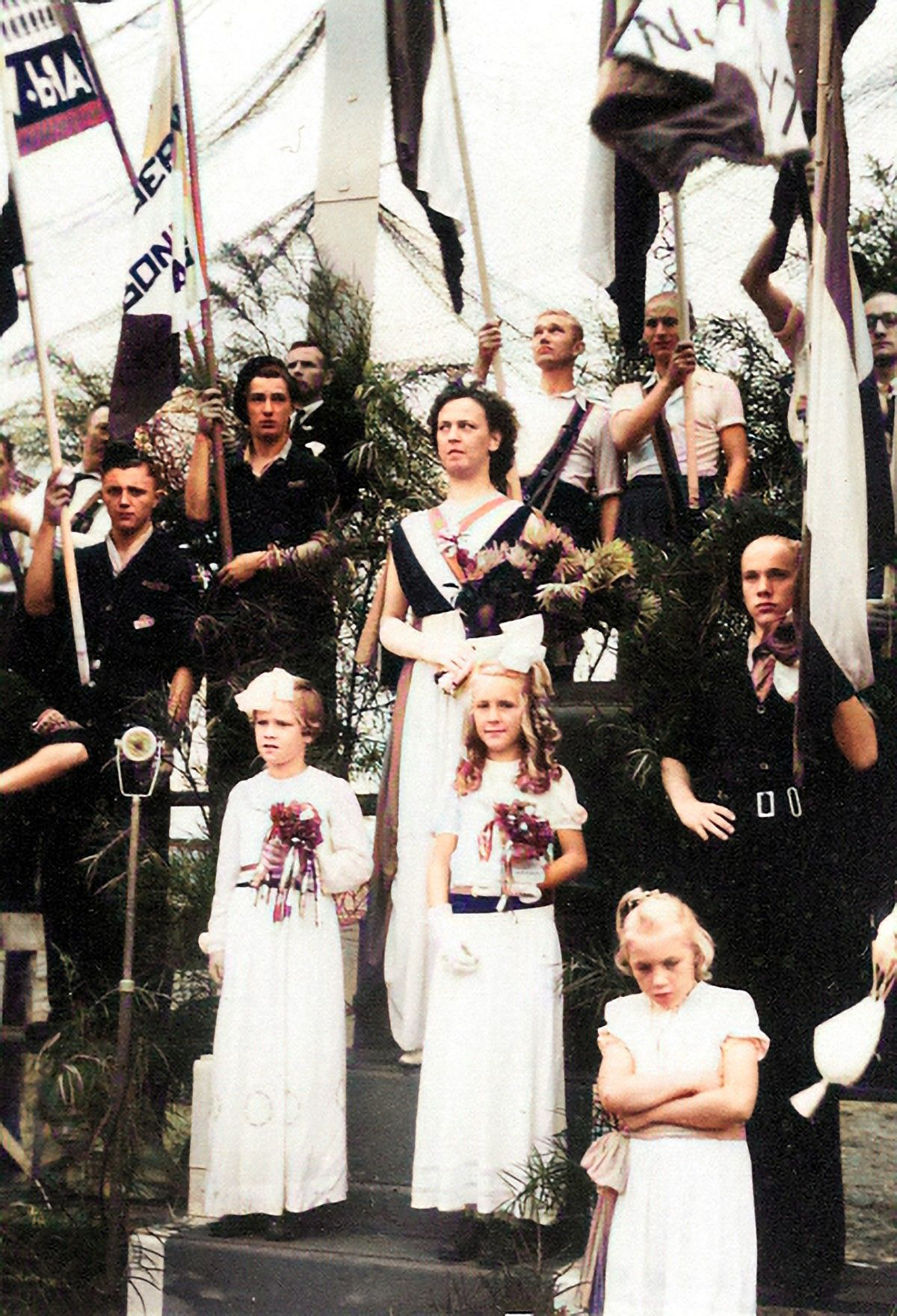 Een van de blikvangers tijdens de grote manifestatie op het Vijfsluizenterrein is de Vlaardingse stedenmaagd, gekleed in de stadskleuren rood, geel en blauw.
